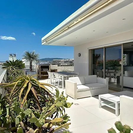 Apartmán Penthouse 2-bedroom With 360º Views And Parking *