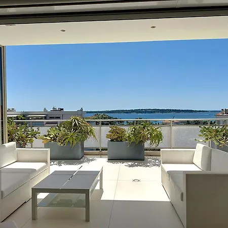 Penthouse 2-bedroom With 360º Views And Parking *