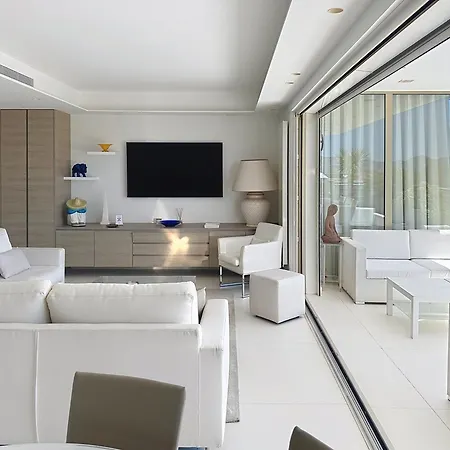 Penthouse 2-bedroom With 360º Views And Parking *