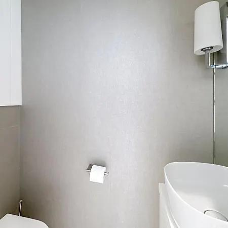 Penthouse 2-bedroom With 360º Views And Parking *