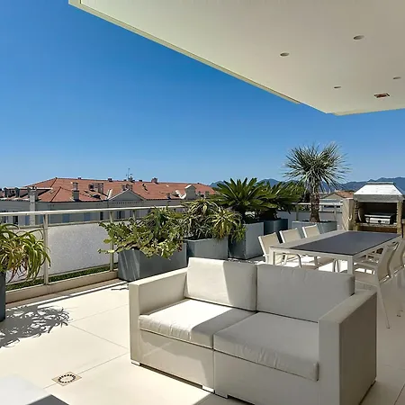 Penthouse 2-bedroom With 360º Views And Parking *